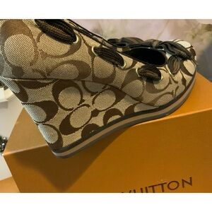 Coach size 8 designer bow shoes